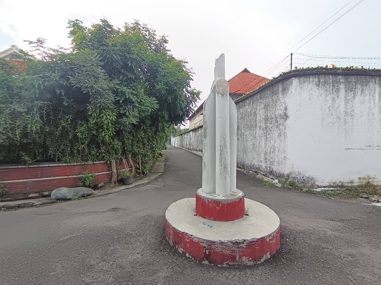 PENANDA PERJUANGAN: Tugu bambu runcing yang berada di Kelurahan Mojosari, Kabupaten Mojokerto, yang menjadi basis pertahanan pejuang mempertahankan kemerdekaan RI.