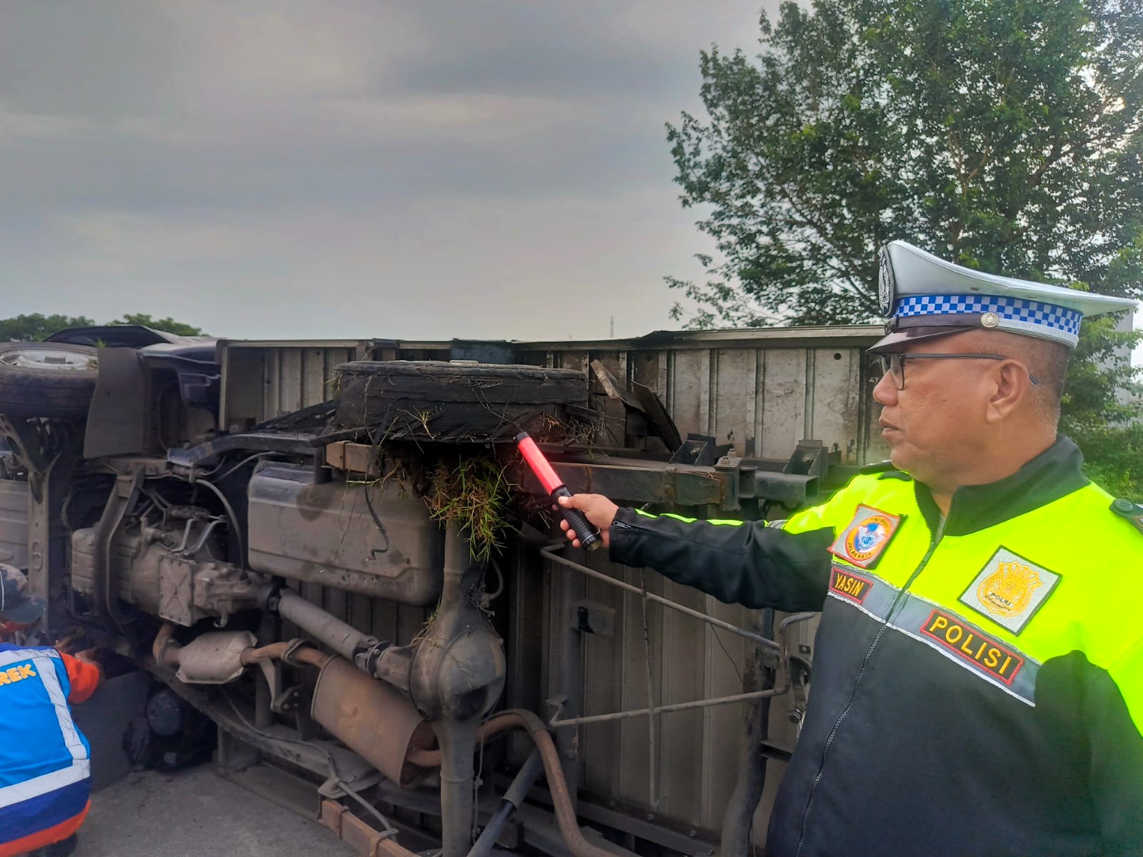MELINTANG: Mobil boks Mitsubishi nopol L 8019 NG terguling di ruas Tol Sumo KM 715, Selasa (27/1) petang.