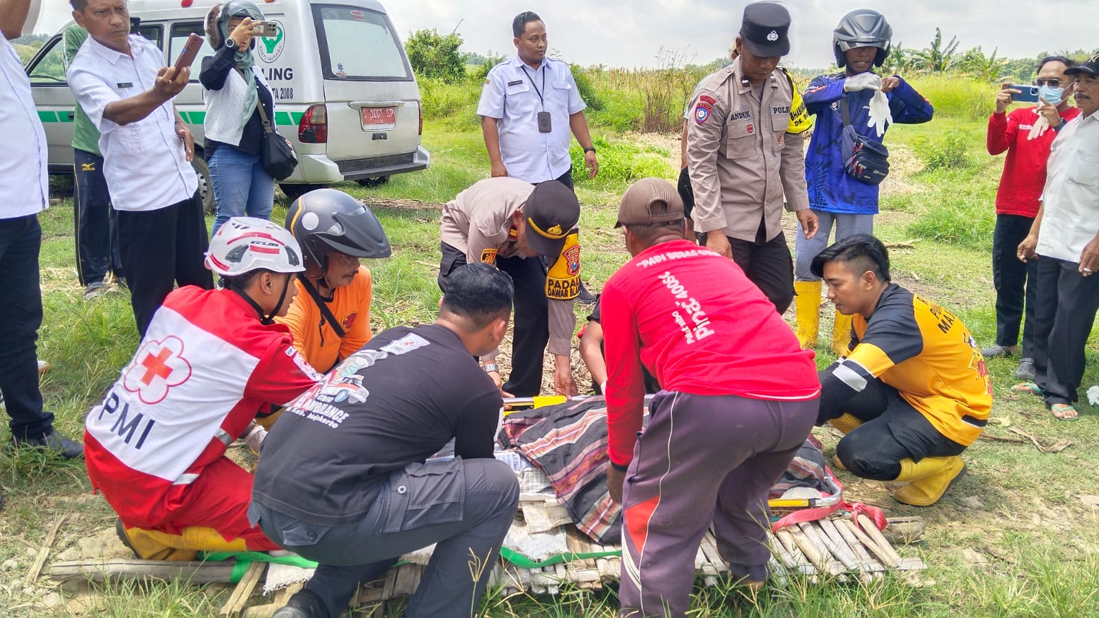 DIEVAKUASI: Jasad Abdul Rohman dievakuasi petugas ke Puskesmas Dawarblandong untuk menjalani pemeriksaan medis, kemarin (28/1).