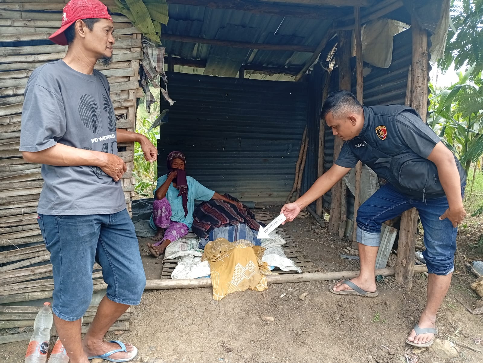 OLAH TKP: Petugas melakukan olah TKP petani tewas mendadak di Desa Cendoro, Kecamatan Dawarblandong, kemarin (28/1).