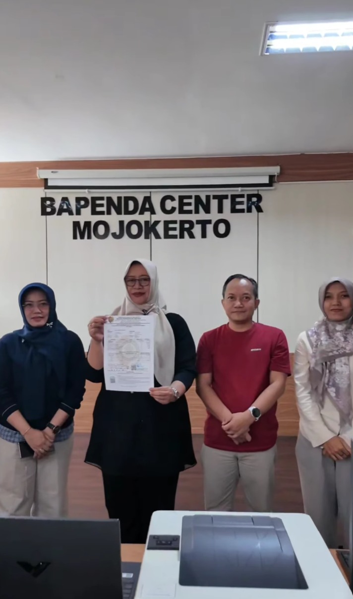 GERAK CEPAT: Kepala Bapenda Kabupaten Mojokerto Nurul Istiqomah didampingi Sekretaris Bapenda Pipit Susatiyo secara simbolis mencetak dan menunjukkan SPPT PBB-P2 tahun 2026.