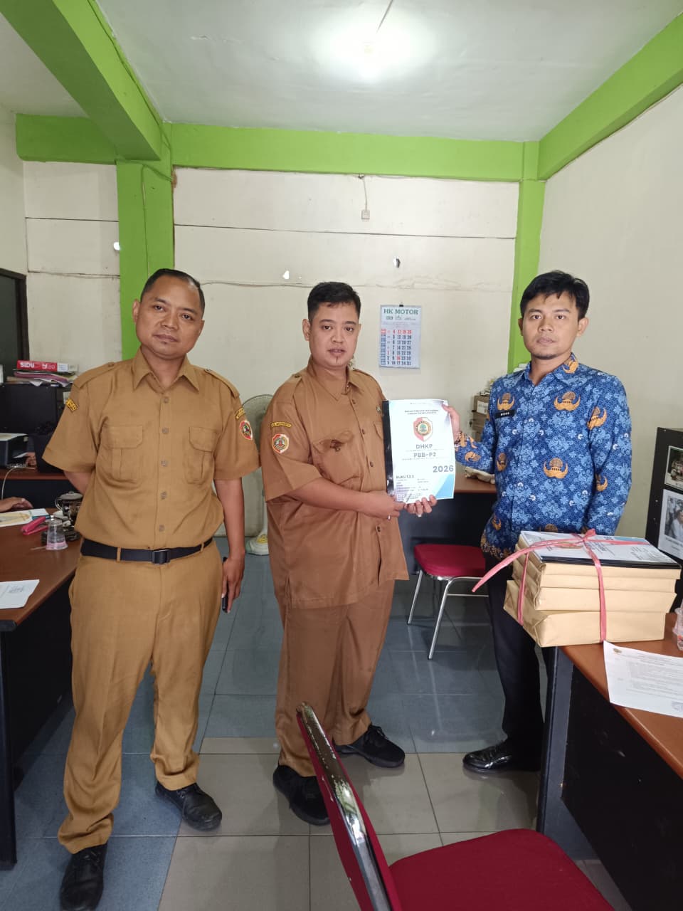 PELAYANAN: Pegawai Bapenda Kabupaten Mojokerto mendistribusikan SPPT PBB-P2 tahun 2026 kepada pemerintah desa.