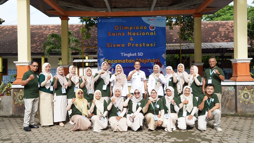 RESMI DIMULAI: Kepala Dispendik Kabupaten Mojokerto Amsar Azhari Siregar membuka kegiatan rangkaian lomba akademik-nonakademik di SDN Menanggal, Kecamatan Mojosari, Rabu (28/1).