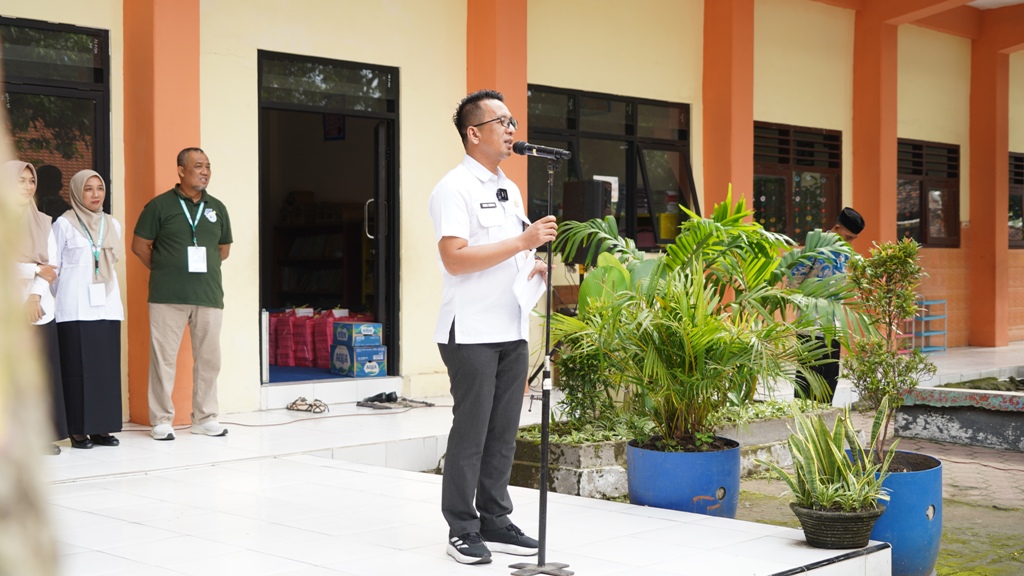 RESMI DIMULAI: Kepala Dispendik Kabupaten Mojokerto Amsar Azhari Siregar membuka kegiatan rangkaian lomba akademik-nonakademik di SDN Menanggal, Kecamatan Mojosari, Rabu (28/1).