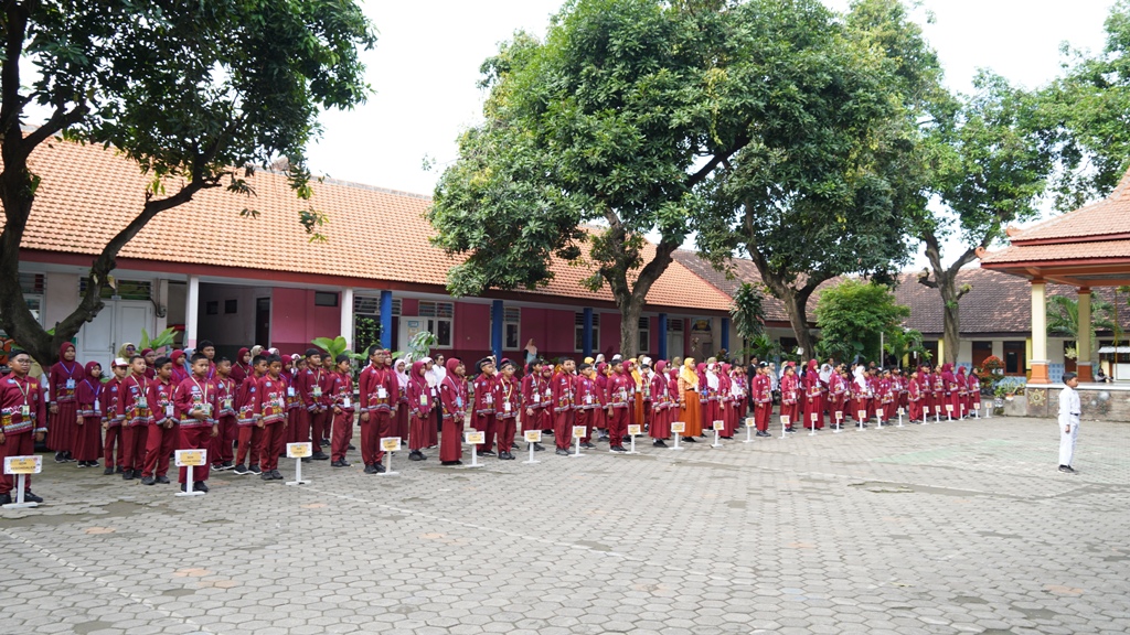 PENGALAMAN BELAJAR: Siswa SD se-Kecamatan Mojosari mengikuti upacara pembukaan lima lomba di berbagai bidang.