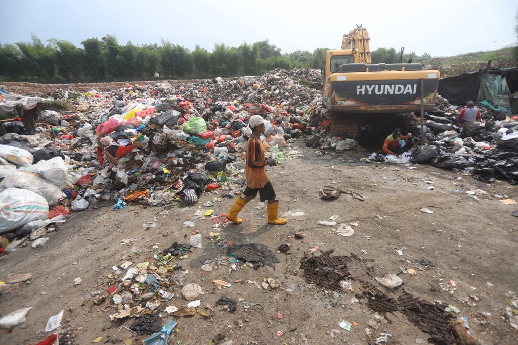 MAKIN MENGGUNUNG: Tumpukan sampah yang berada di TPA Karangdiyeng, Kecamatan Kutorejo, Kabupaten Mojokerto.  