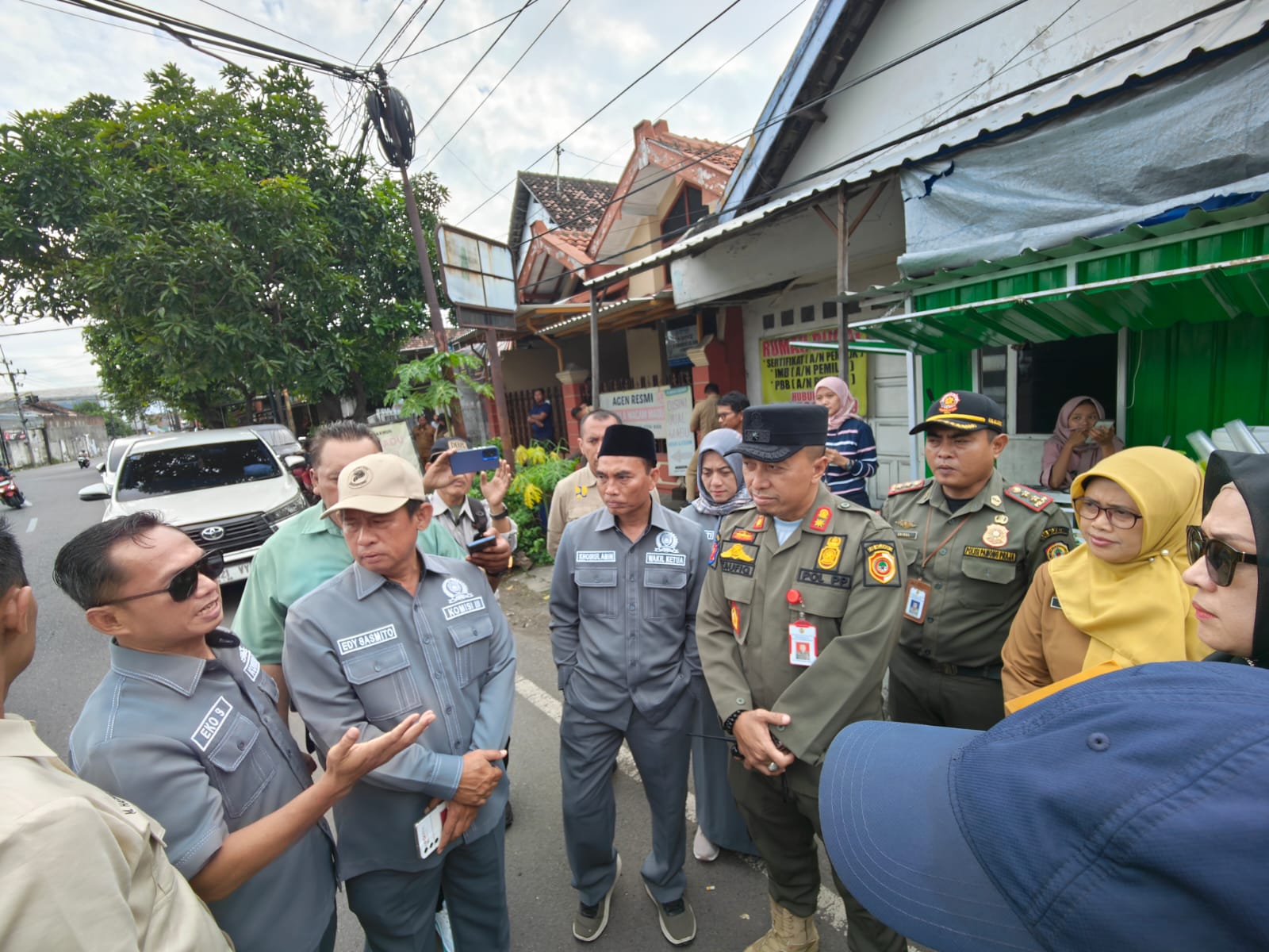 GERAM: Komisi III DPRD Kabupaten Mojokerto mendorong satpol PP segera menertibkan jaringan kabel FO ilegal yang memanfaatkan rumija di Jalan RA Basuni Desa/Kecamatan Sooko, Selasa (27/1).