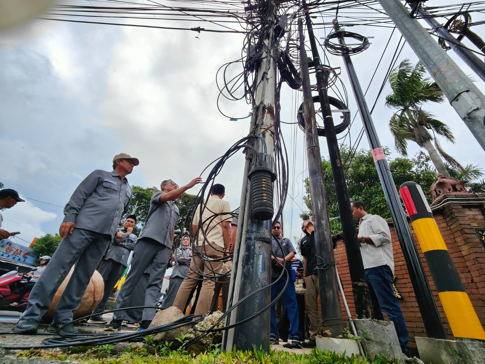 SEMRAWUT: Komisi III DPRD Kabupaten Mojokerto melakukan sidak atas carut marutnya pendirian tiang dan jaringan kabel FO ilegal yang memanfaatkan rumija di simpang empat Jalan RA Basuni Desa/Kecamatan