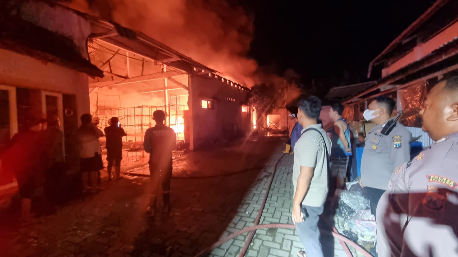 DIPADAMKAN: Petugas Damkar BPBD Kabupaten Mojokerto melakukan pemadaman api yang meludeskan home industry sepatu di Dusun/Desa Kedungmaling, Kecamatan Sooko, kemarin (29/1) dini hari.