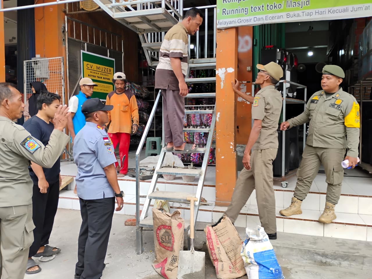 ILEGAL: Salah satu toko di Jalan KH Nawawi, Kota Mojokerto, menempati area trotoar dengan konstruksi tangga.