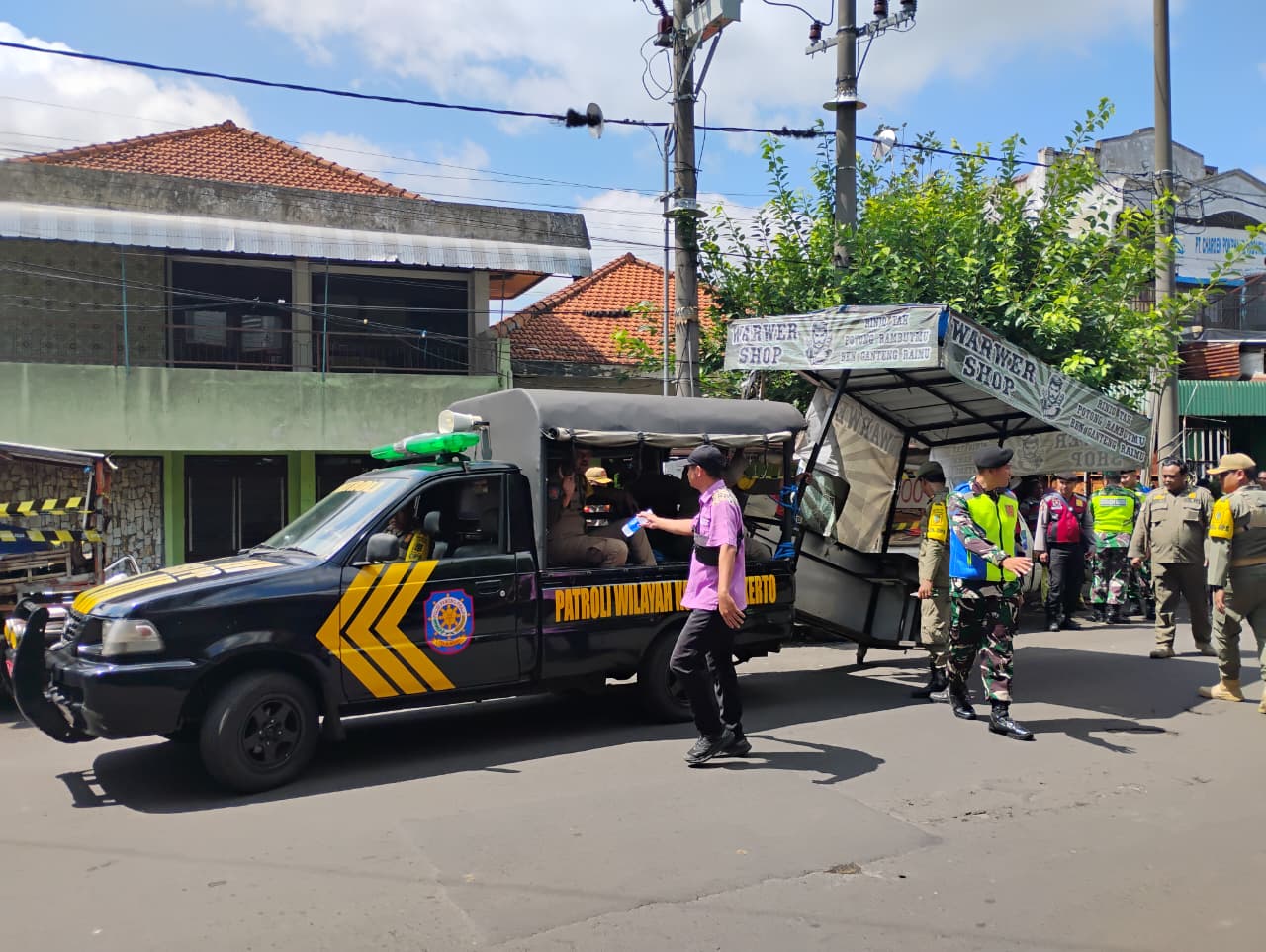 DITERTIBKAN: Petugas gabungan turut menjaring satu jukir liar dalam penertiban PKL di pusat Kota Mojokerto, Kamis (29/1).
