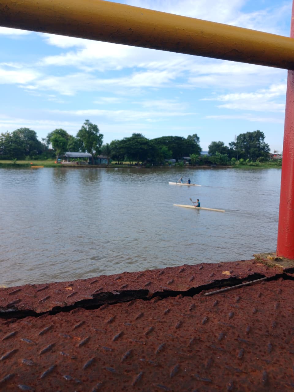 RUSAK: Besi lantai panggung jogging track Jalan Hayam Wuruk, Kota Mojokerto, mengalami keropos, kemarin (30/1).