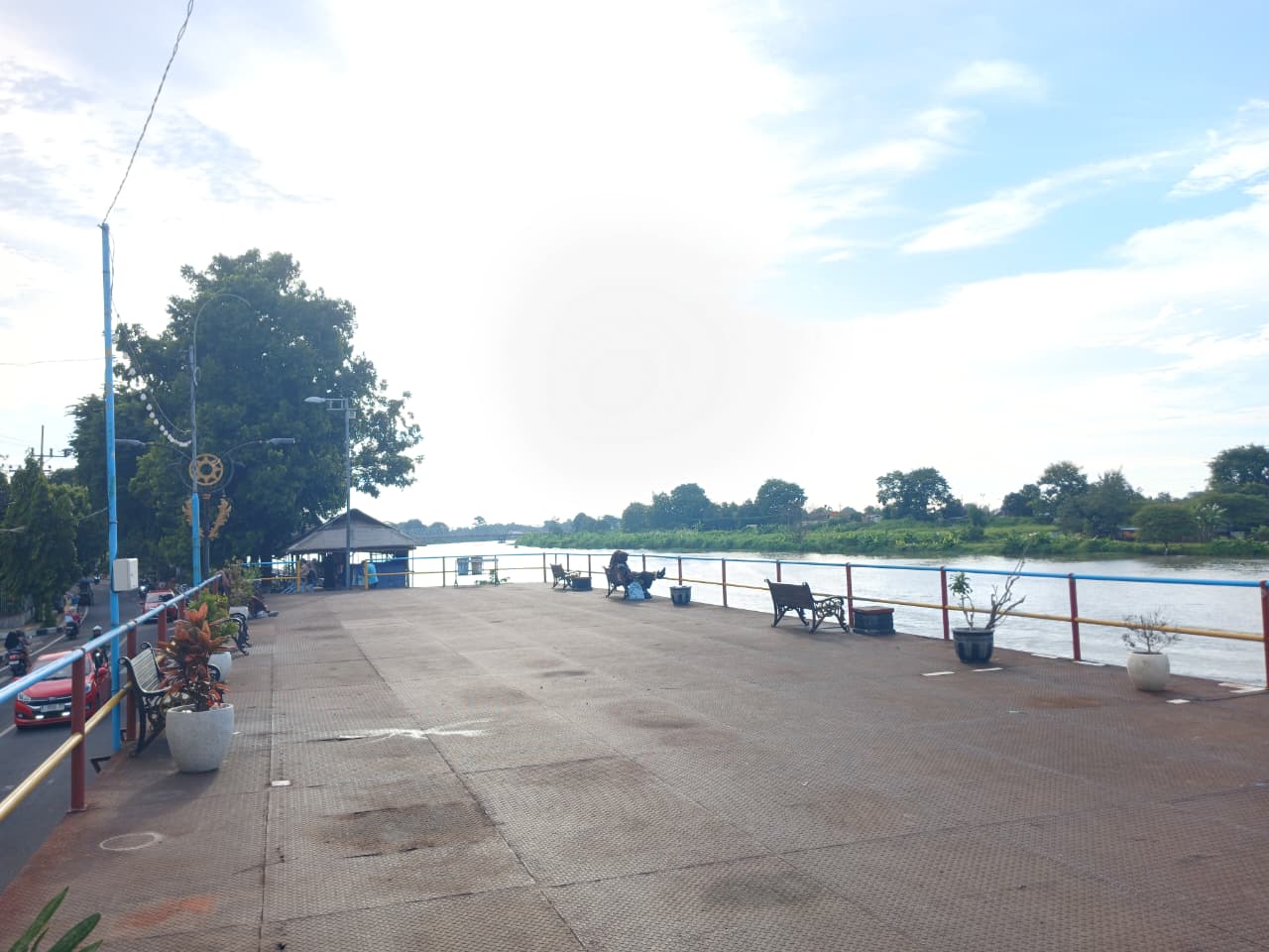 TERANCAM BAHAYA: Pengunjung menikmati suasana Sungai Brantas dari panggung jogging track, Jalan Hayam Wuruk, Kota Mojokerto, yang lantainya banyak keropos, kemarin (30/1).