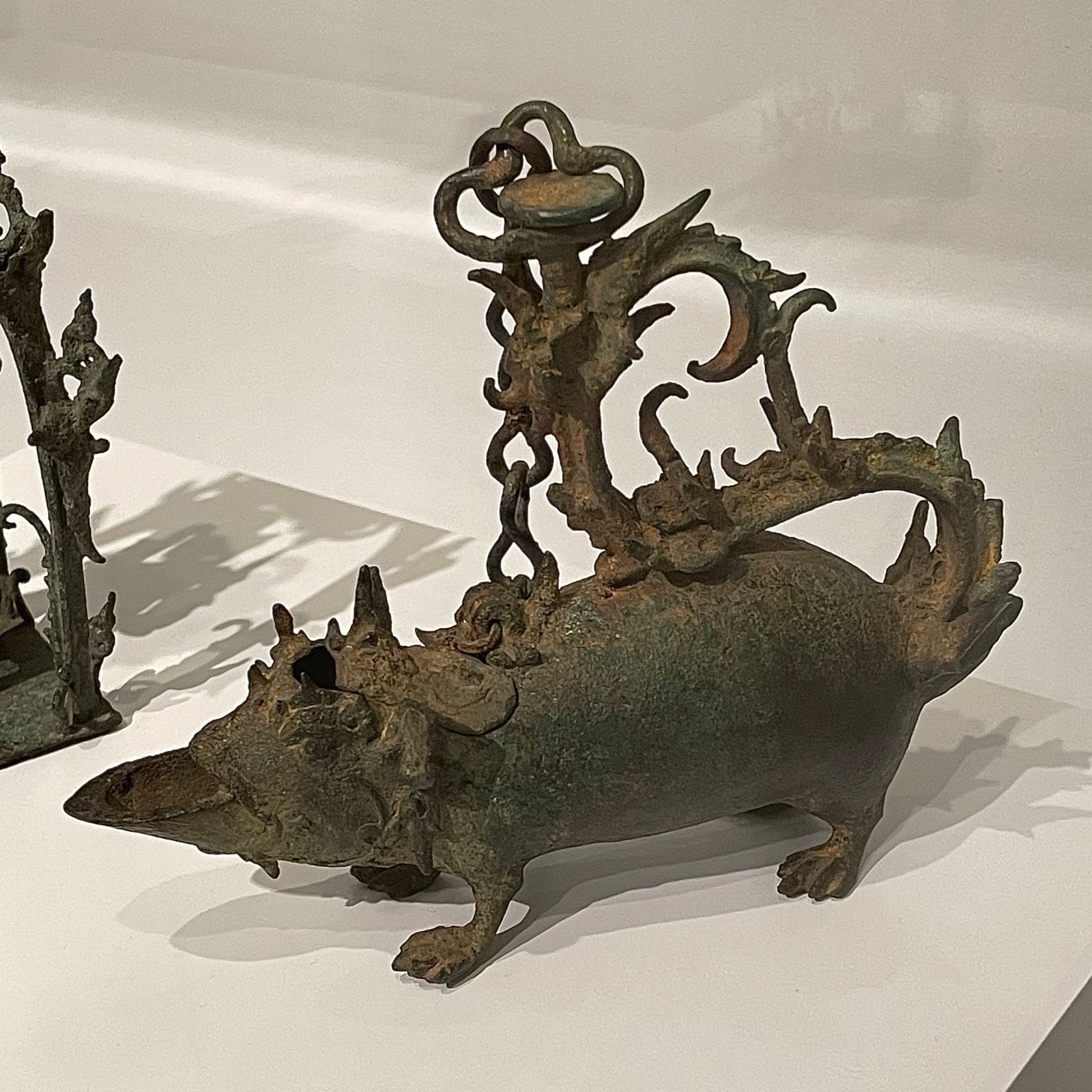 &nbsp;  ARTISTIK: Celupak gantung berbahan logam dengan bentuk musang dan tokoh mitologi koleksi Museum Brooklyn, Amerika Serikat.