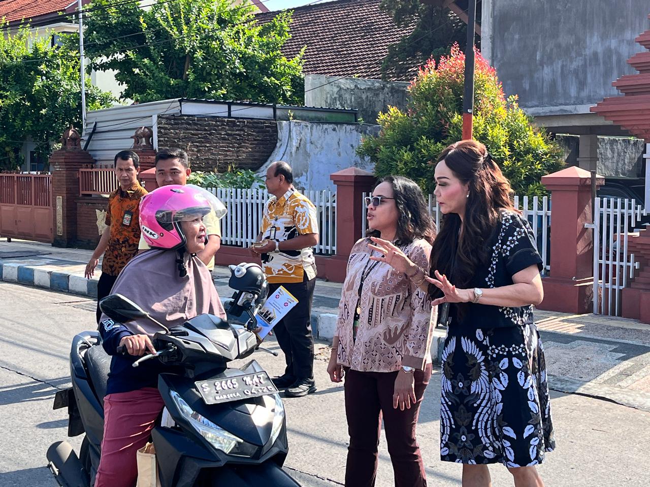 BERKEADILAN: Aparatur Pengadilan Negeri Mojokerto membagikan brosur dan menyosialiasikan tolak gratifikasi, suap, dan korupsi, saat public campaign di depan kantor pengadilan, Jalan RA Basuni, Desa/So