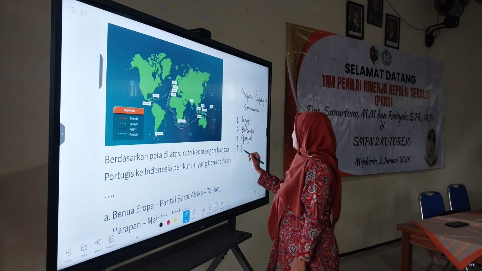 DIBIMBING: Guru SMPN 2 Kutorejo saat mengoperasikan bantuan IFP dari pemerintah pusat untuk mendukung kegiatan belajar mengajar siswa di sekolah.