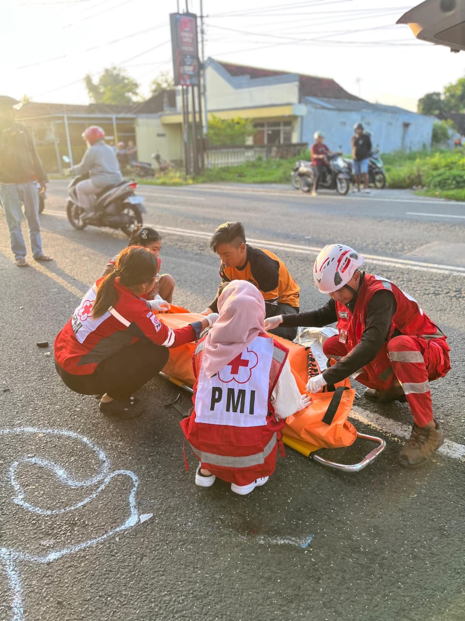 NAHAS: Tim relawan dan PMI Kabupaten Mojokerto mengevakuasi jenazah Suwandi, anggota TNI yang mengalami kecelakaan di Jalan Raya Desa Pacing, Kecamatan Bangsal, kemarin (30/1).