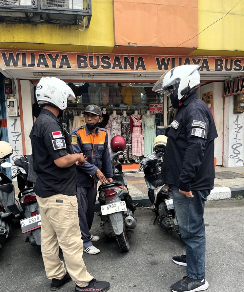 INSPEKSI: Petugas Dishub Kota melakukan patroli jukir di kawasan pertokoan Jalan Mojopahit, Kota Mojokerto, kemarin (30/1).