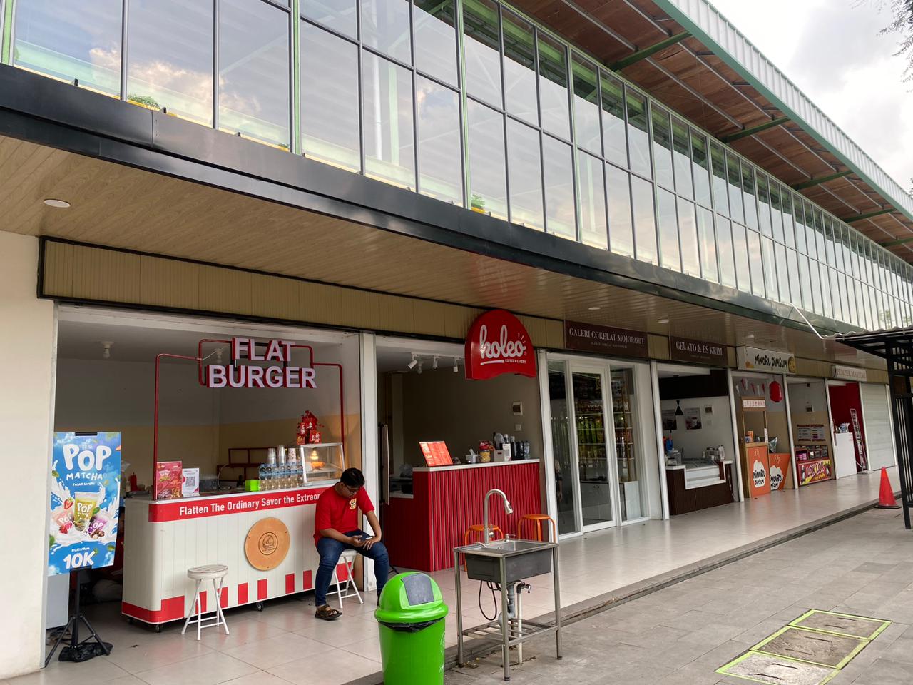 ELEGAN: Deretan toko di area Taman Kuliner Pasar Semeru yang berinteraksi langsung dengan para pengunjung.