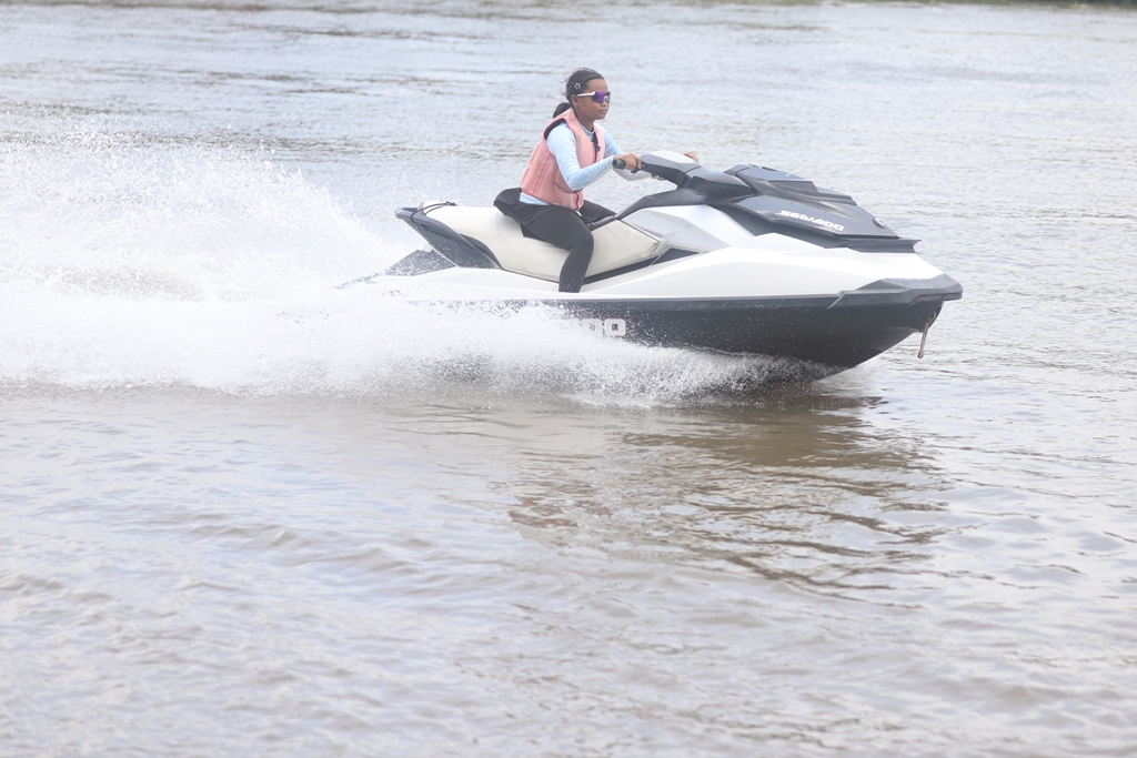 Naviah Ajwah menunjukkan kebolehan mengendarai jet ski di area Sungai Brantas Mojokerto, Sabtu (31/1).