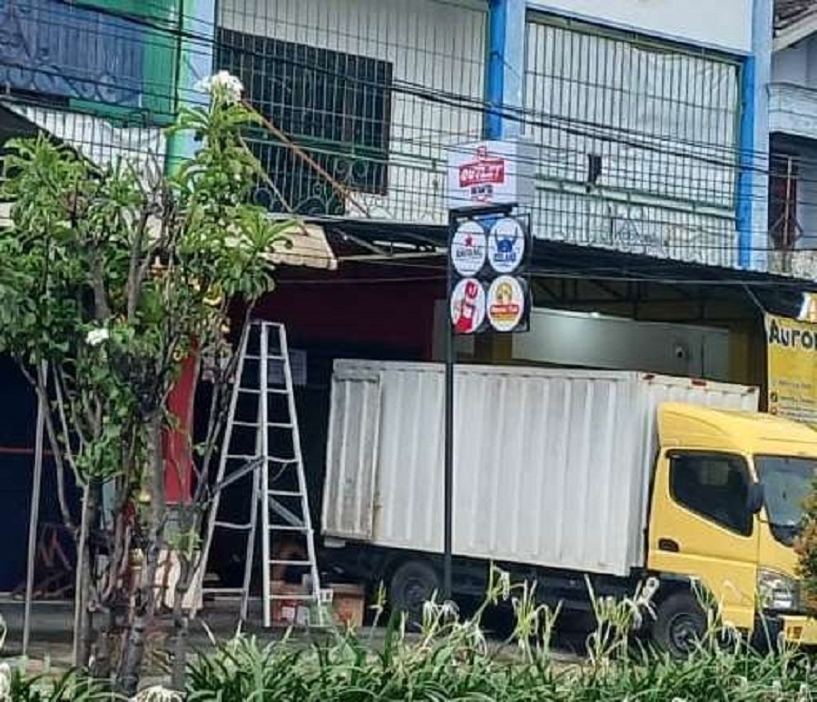 MENUAI TANGGAPAN: Toko miras Outlet 23 HWG Mojokerto di Jalan Gajah Mada nomor 85, Kota Mojokerto, terlihat dalam persiapan operasional, kemarin (31/1).