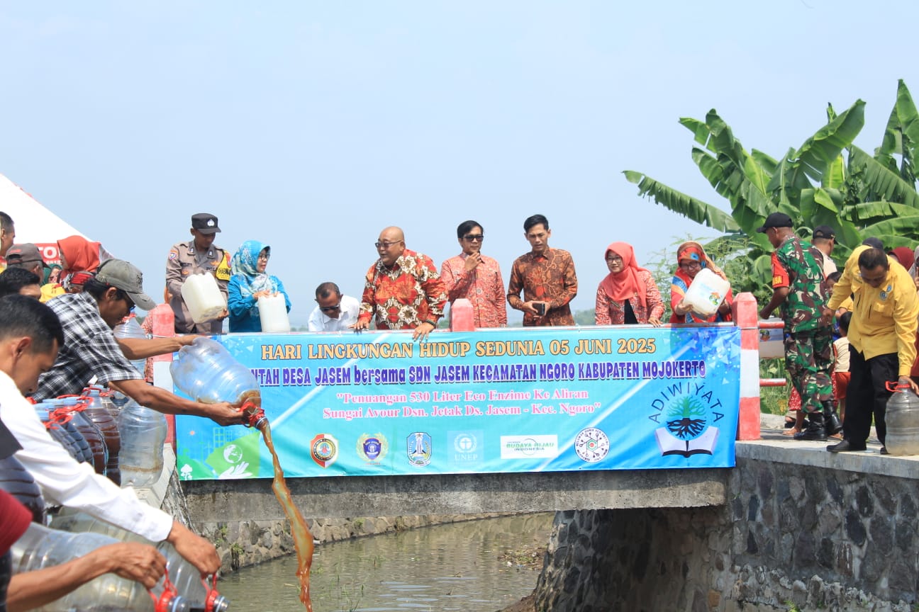 PEDULI LINGKUNGAN: Camat Ngoro bersama Pemerintah Desa Jasem dan Kepala Sekolah SDN Jasem menuangkan cairan eco enzyme di aliran sungai Dusun Jetak, Desa Jasem, 5 Juni 2025 lalu.
