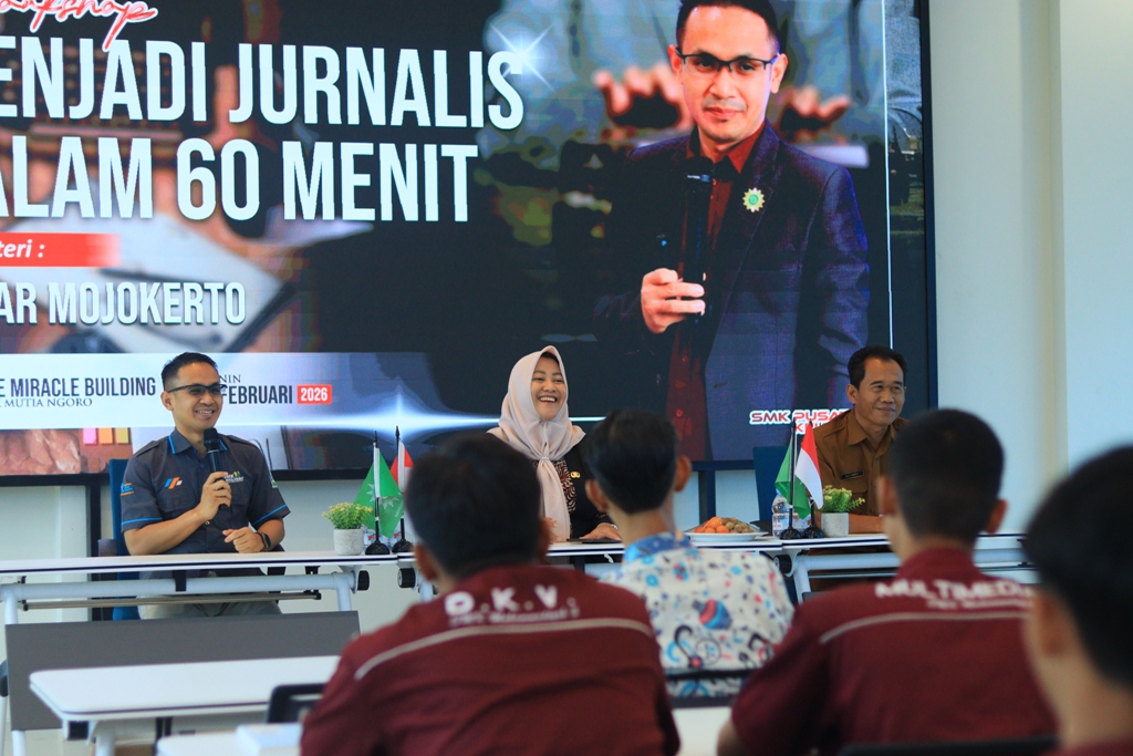 Kepala SMK Mutia Ngoro Ednan Rudianto  dan Kepala Cabdindik Jawa Timur Wilayah Kabupaten-Kota Mojokerto Pinky Hidayati membuka Jurnalis Mengajar, Senin (2/2).