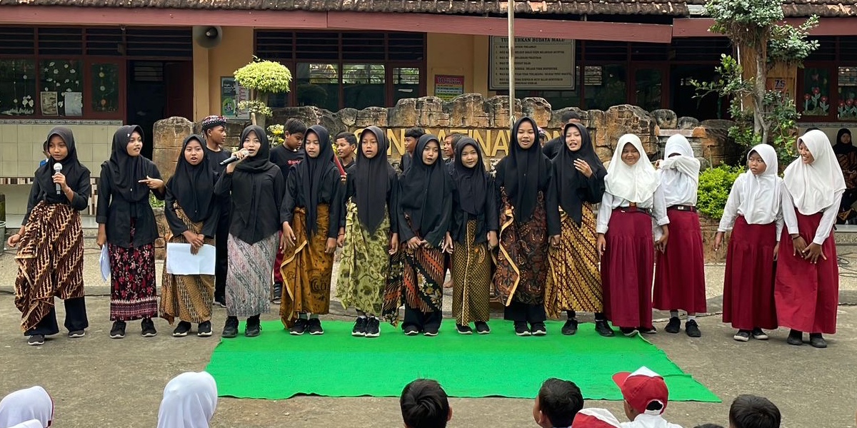 Penyampaian materi budaya Indonesia kepada siswa SDN Datinawong oleh mahasiswa BBK 7 Unair Penampilan drama teater