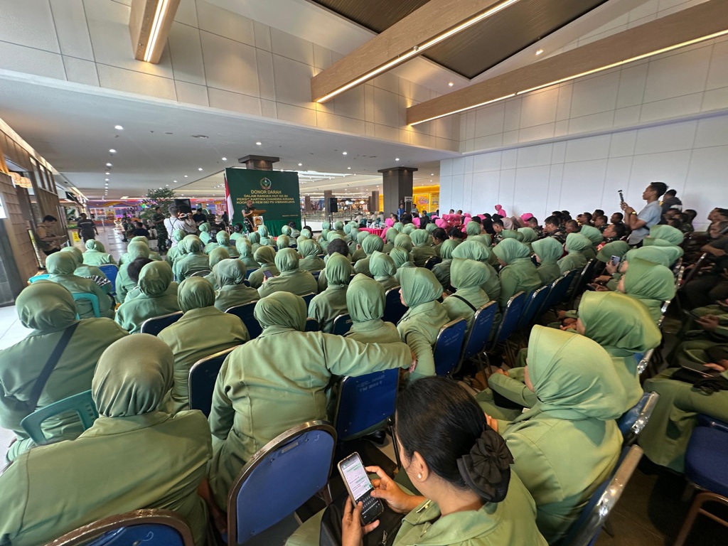 KEMANUSIAAN:&nbsp; Kegiatan donor darah dalam rangka HUT ke-80 Persit Kartika Chandra Kirana Koorcab REM 082 PD V/Brawijaya yang digelar di Food Connection Sunrise Mall 2 Mojokerto, kemarin (1/2).