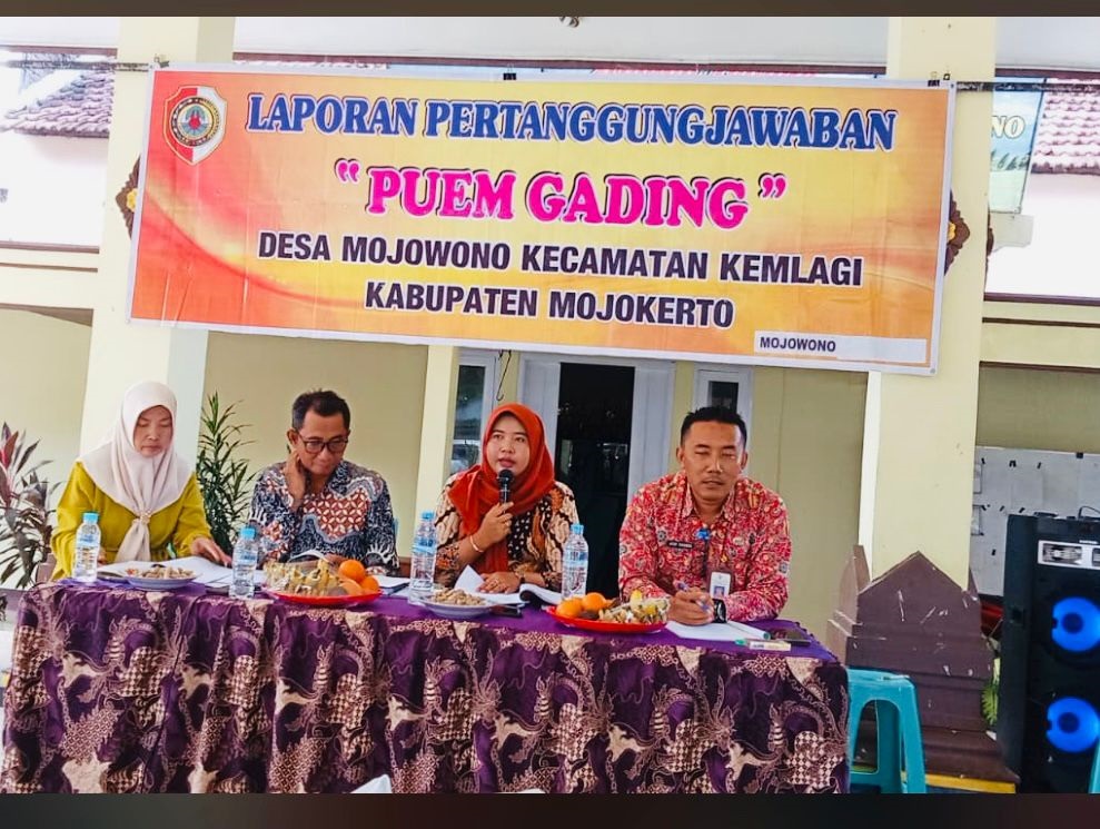 BERTUMBUH: Kepala Desa Mojowono Maretsa Ayu Widya membuka rapat laporan pertanggungjawaban PUEM Gading di balai desa setempat, Kamis (29/1).