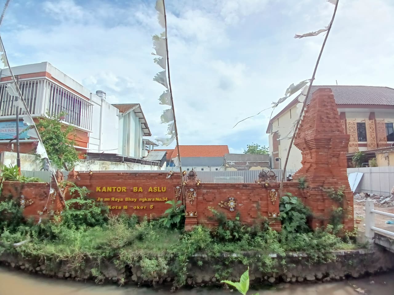 DIGARAP: Lahan bekas kantor Bawaslu Kota Mojokerto di Jalan Bhayangkara disiapkan untuk pembangunan kantor BPBD Kota Mojokerto.