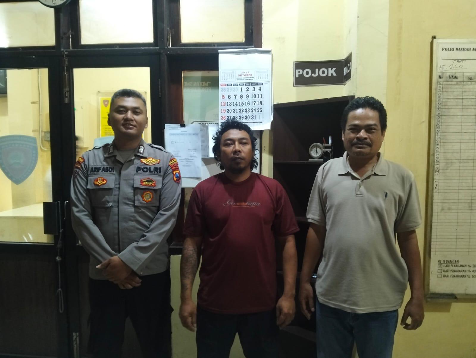 Terdakwa Dulasim (tengah) ketika usai ditangkap petugas Polsek Trawas, beberapa waktu lalu.