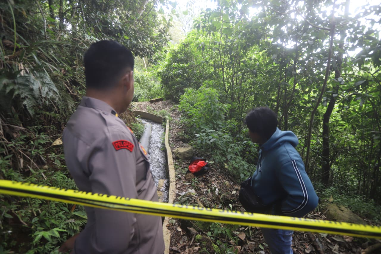 DISELIDIKI: Tim Inafis Satreskrim Polres Mojokerto melakukan olah TKP penemuan jenazah bayi di saluran air di kawasan Tahura R. Soerjo, Pacet, Kabupaten Mojokerto, Senin (2/2).