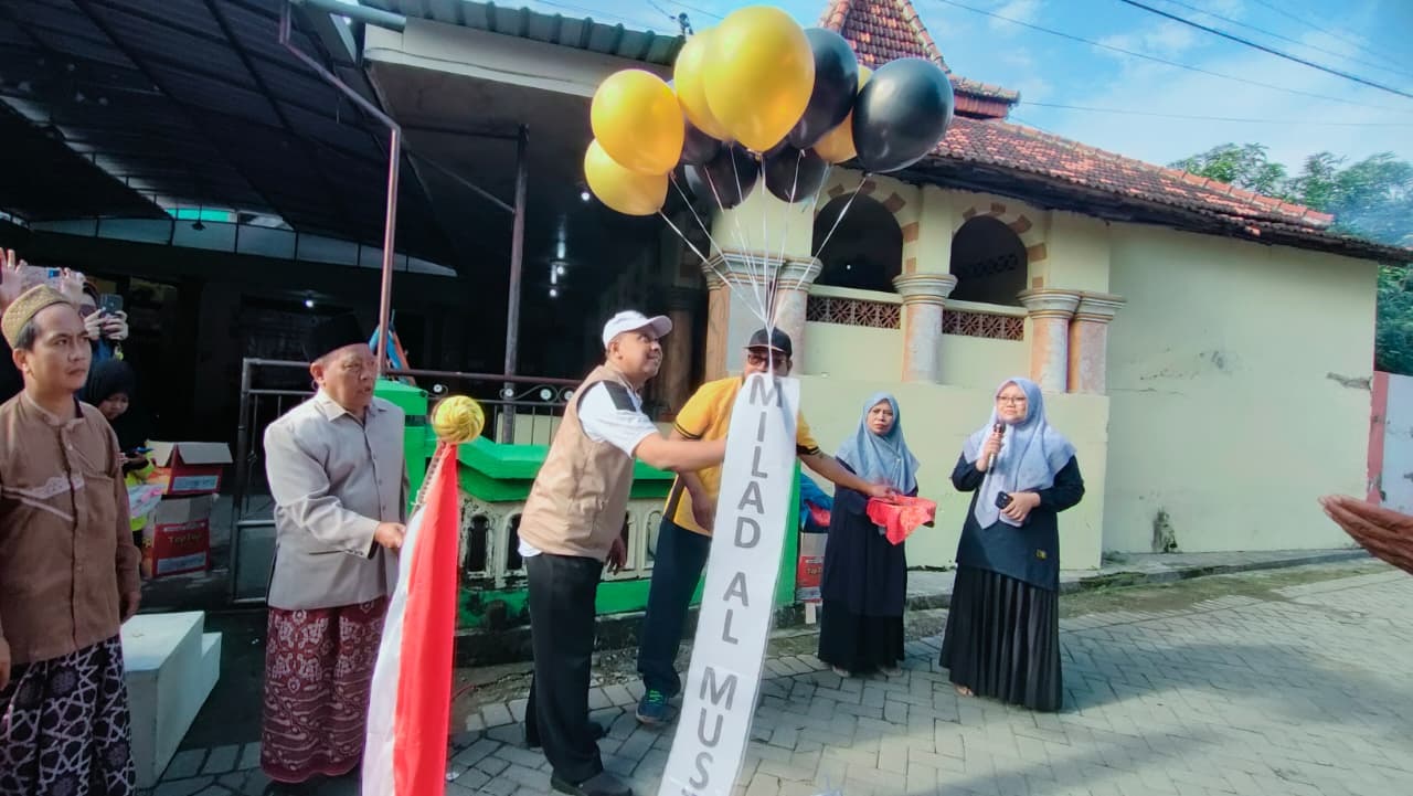BERTAMBAH USIA: Direktur Utama Al Musthofa Zainur Rofi