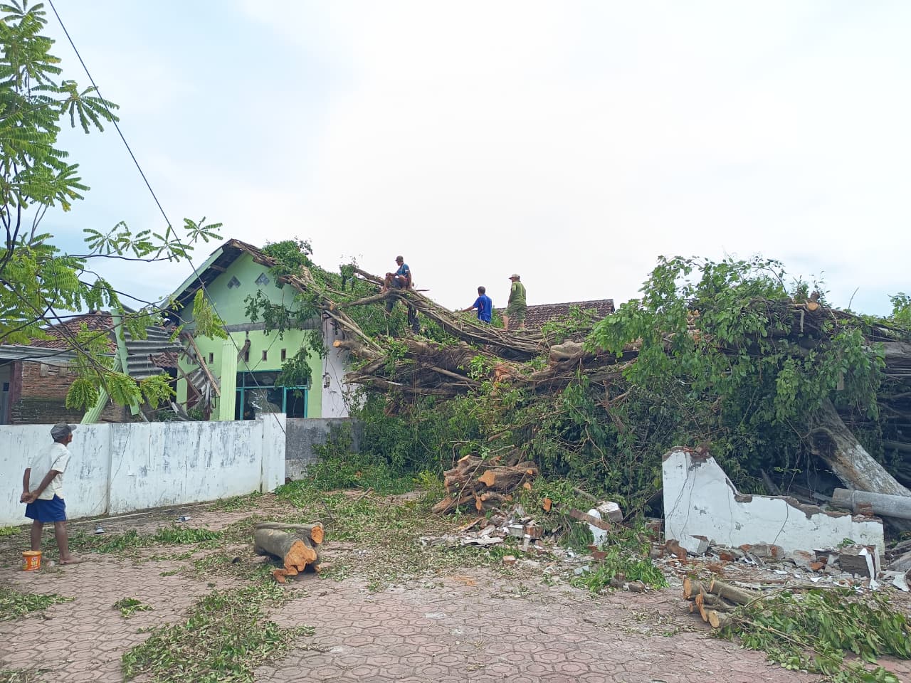 AMBRUK: Kondisi bangunan rumah warga di Dusun Manukan, Desa Balongmasin, Kecamatan Pungging, yang roboh akibat tersapu angin kencang, kemarin (1/2).