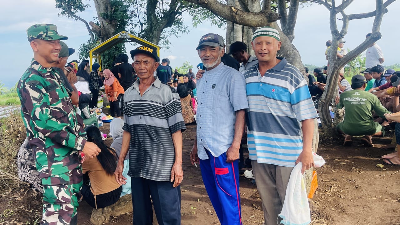 URI-URI: Warga mengikuti tradisi Ruwat Dusun Karangan, Desa Kesimantengah, Kecamatan Pacet, Kamis (29/1).