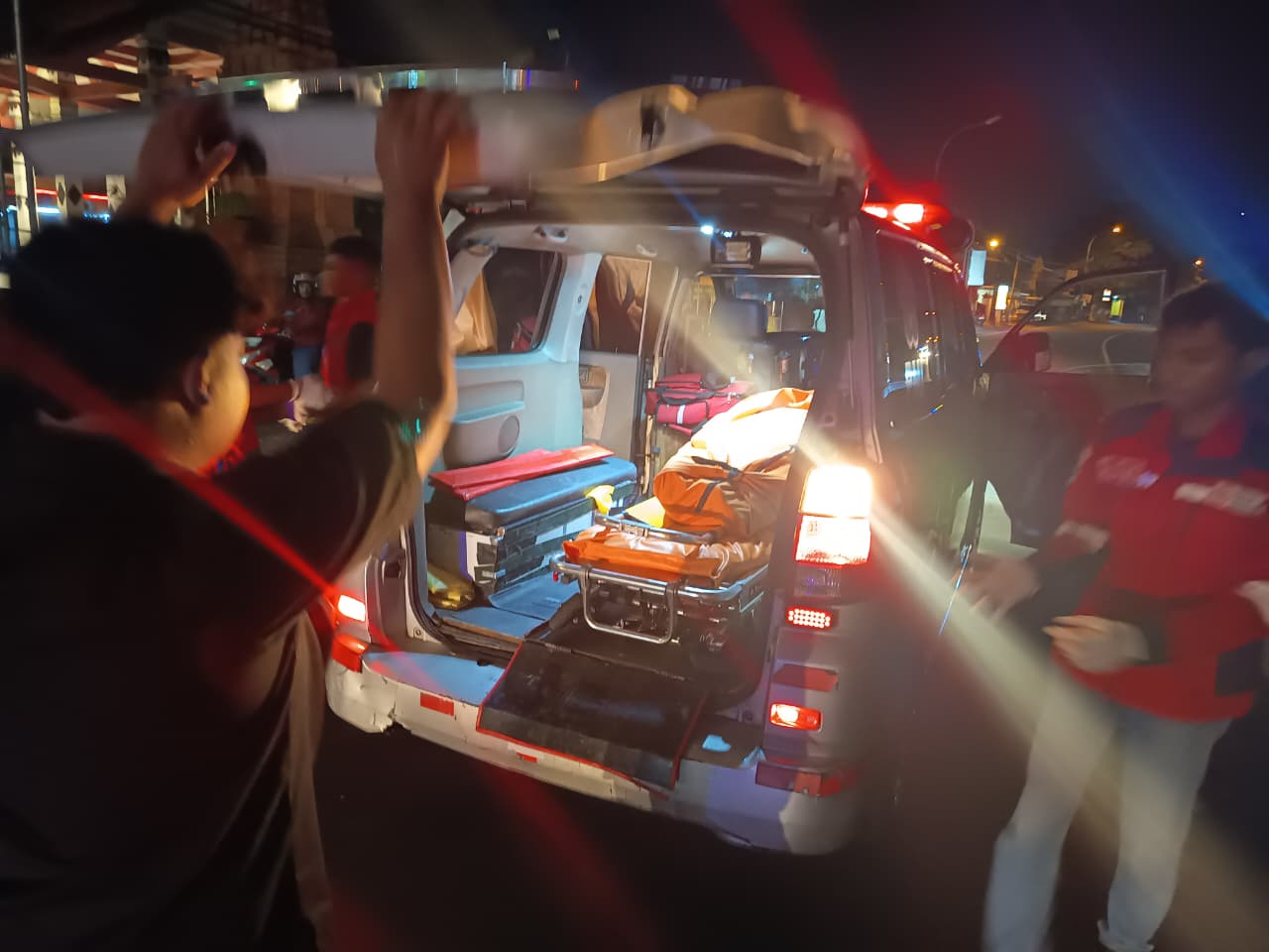 NAHAS: Petugas PMI Kabupaten Mojokerto mengevakuasi korban yang tewas akibat kecelakaan lalu lintas di Jalan Raya Bangsal, Minggu (1/2) malam.