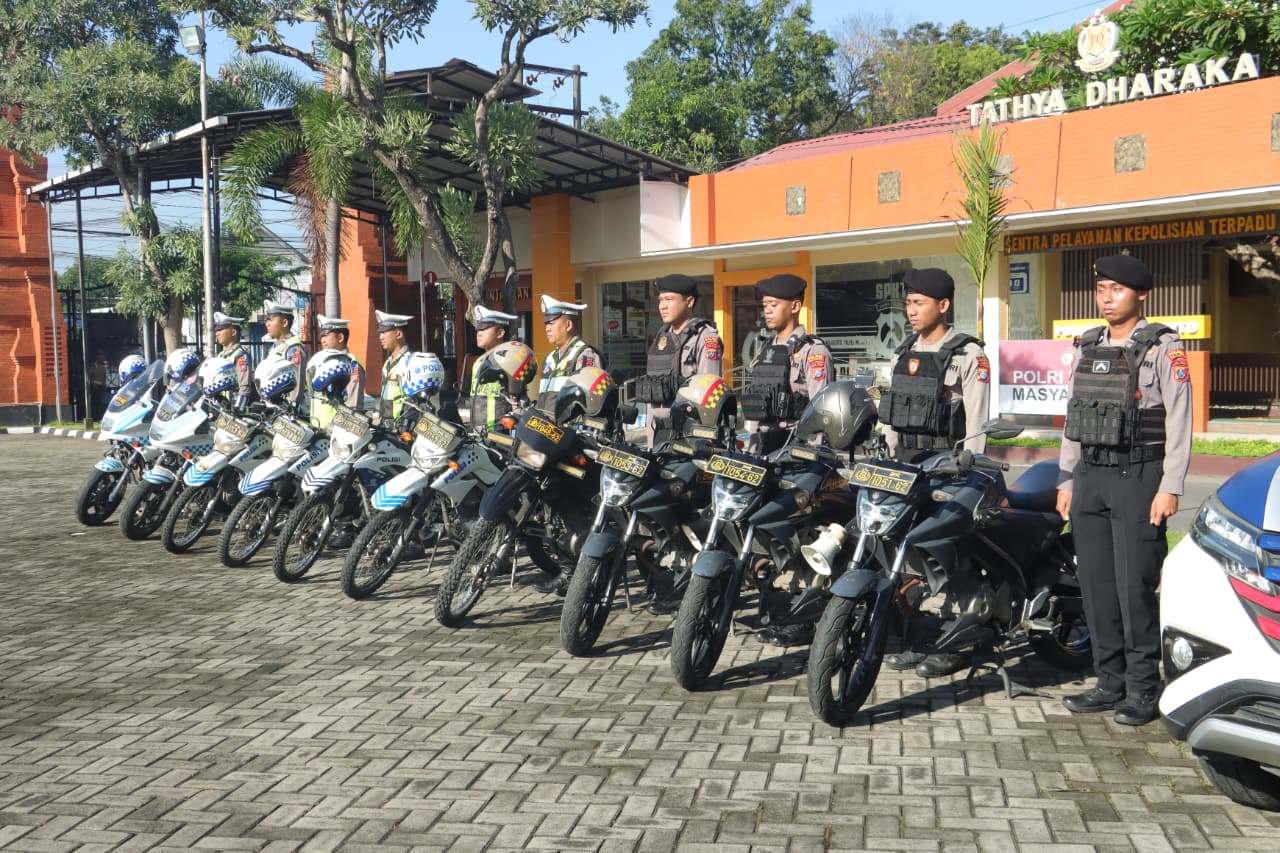DITERJUNKAN: Personel gabungan mengikuti apel gelar pasukan Operasi Keselamatan Semeru 2026 di lapangan Mapolres Mojokerto, kemarin (2/2).