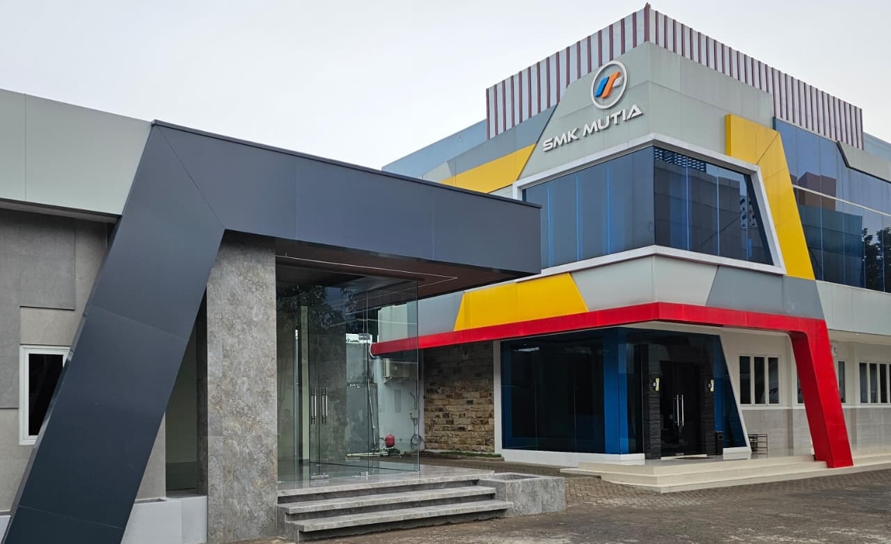 DESAIN MODERN: Jajaran gedung modern di lingkungan SMK Mutia Ngoro dilengkapi dengan ruang pembelajaran praktik berkonsep futuristik.