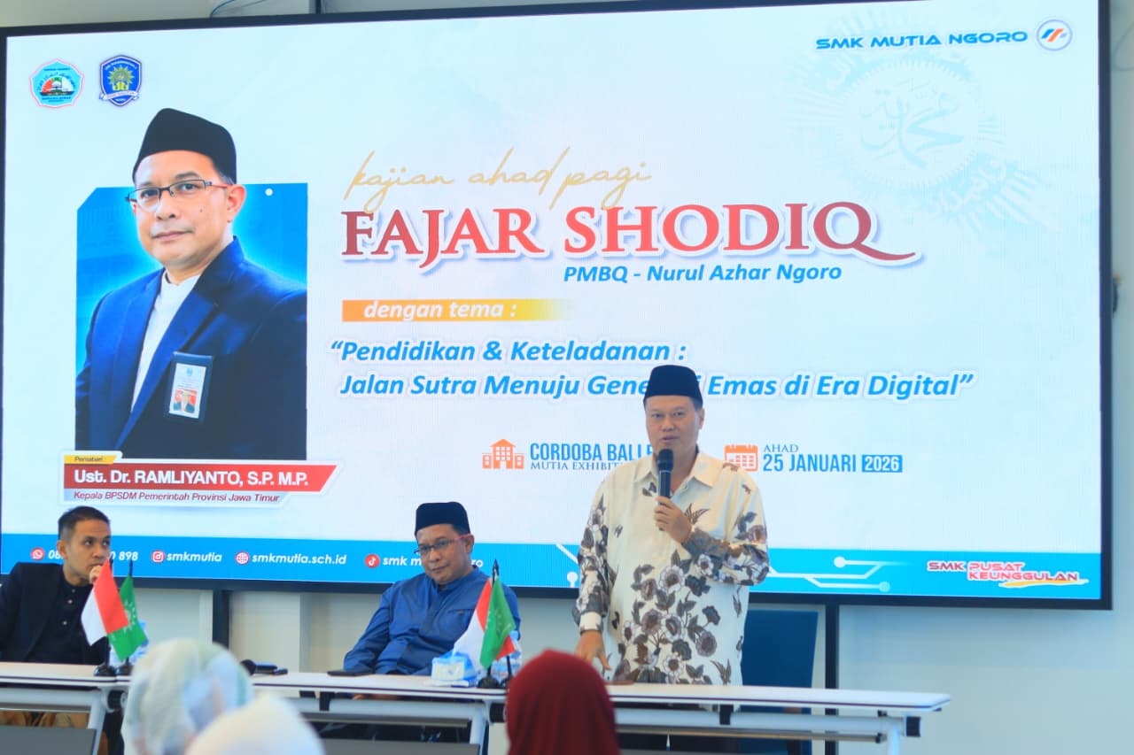 SESI PARENTING: Kepala BPSDM Pemprov Jawa Timur Ramliyanto didampingi Kepala SMK Mutia Ngoro Ednan Rudianto hadir mengisi kajian yang diperuntukkan wali murid.