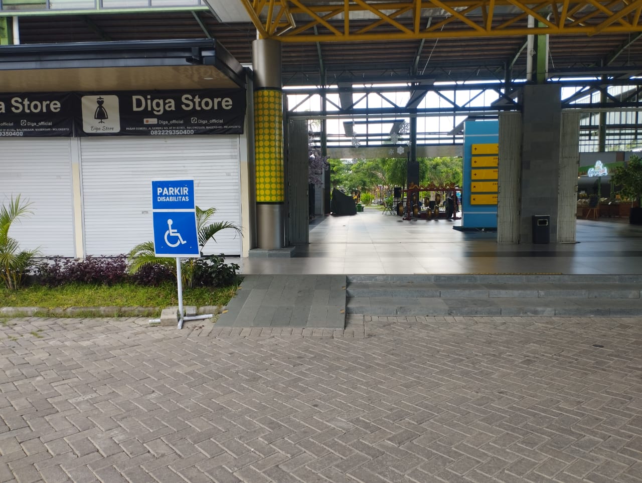 AKSES: Jalan miring dan garis warna kuning di area Lobby Timur Pasar Semeru ini diperuntukkan untuk pengunjung berkebutuhan khusus.
