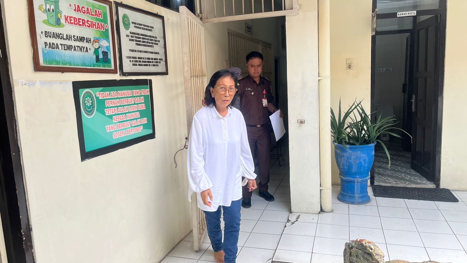 MERUGIKAN: Stella Rumengan, terdakwa kasus penipuan terhadap anggota DPRD Kabupaten Mojokerto Ade Ria Suryani saat menjalani sidang di Pengadilan Negeri Mojokerto, pekan lalu.