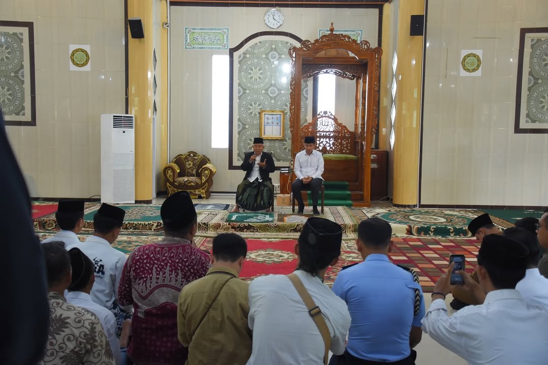SAMBANG PESANTREN: Wapres RI Gibran Rakabuming Raka didampingi Pengasuh Ponpes Amanatul Ummah KH Asep Saifuddin Chalim saat bersilaturahmi dengan tokoh agama dan santri di Desa Kembangbelor, Kecamatan