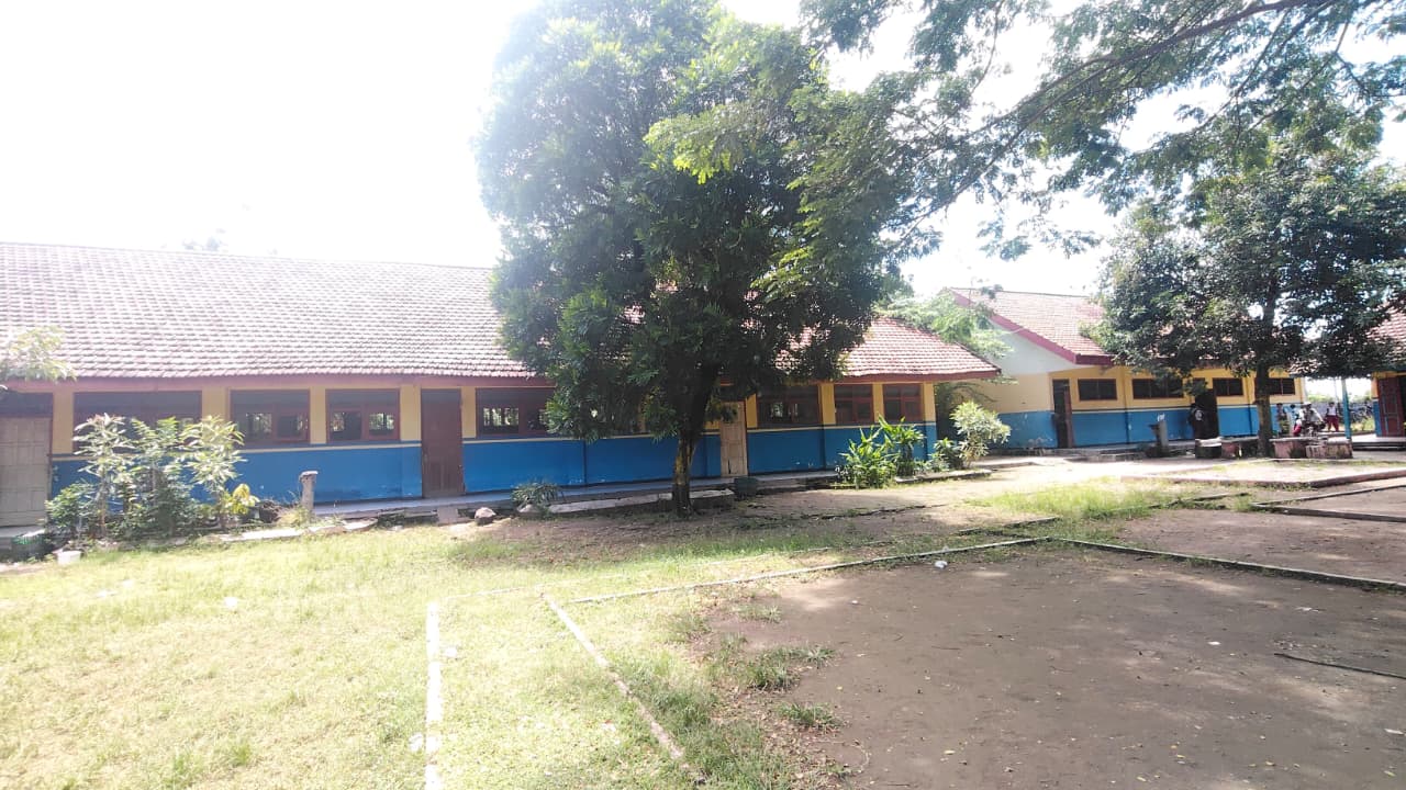 TAK TERPAKAI: Kondisi gedung SDN Wonorejo 1, Kecamatan Trowulan, yang tak lagi dimanfaatkan usai regrouping. Rencananya bangunan tersebut diusulkan sebagai gedung gerai KDMP.