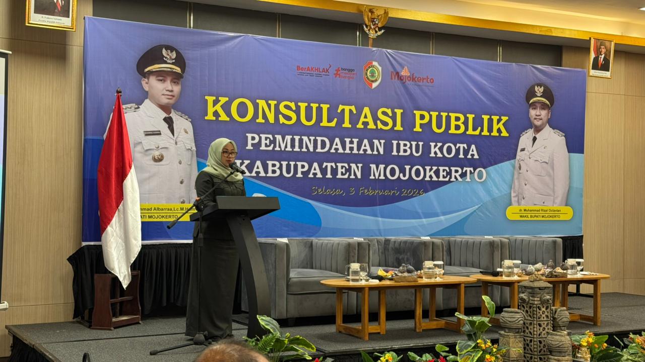 SINERGITAS: Ketua DPRD Kabupaten Mojokerto Ayni Zuroh memberi arahan saat konsultasi publik atas rencana pemindahan pusat pemerintahan baru di yang digelar di Hotel Aston Mojokerto, kemarin (3/2).