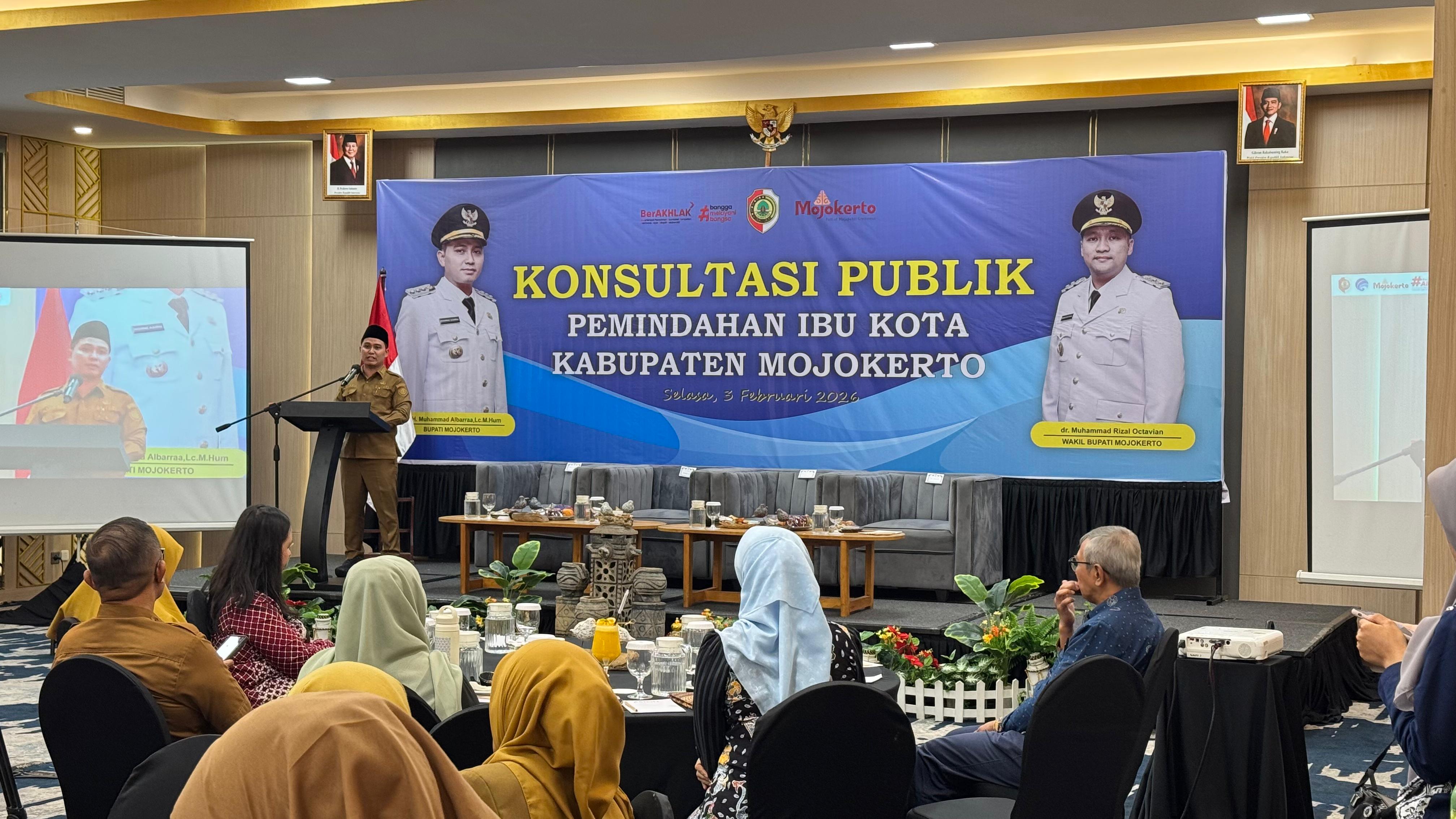 SELANGKAH LAGI: Bupati Muhammad Albarraa memberikan arahan saat konsultasi publik atas rencana pemindahan pusat pemerintahan baru di Desa Jotangan, Kecamatan Mojosari, yang digelar di Hotel Aston Mojo