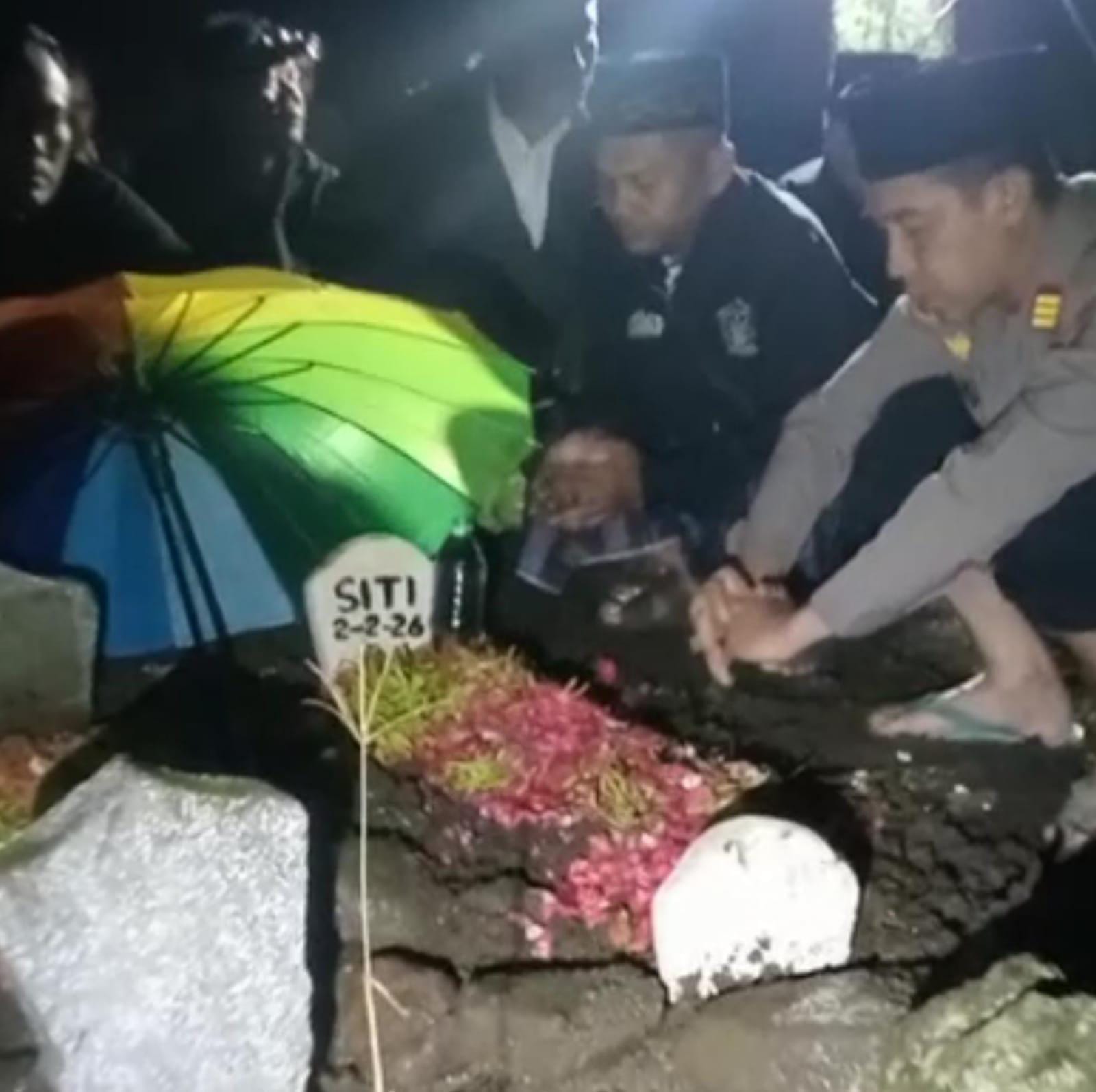 DIKEBUMIKAN: TPU di Desa Petak, Kecamatan Pacet, yang dijadikan lokasi pemakaman jenazah bayi yang ditemukan di kawasan Tahura R. Soerjo, Senin (2/2).
