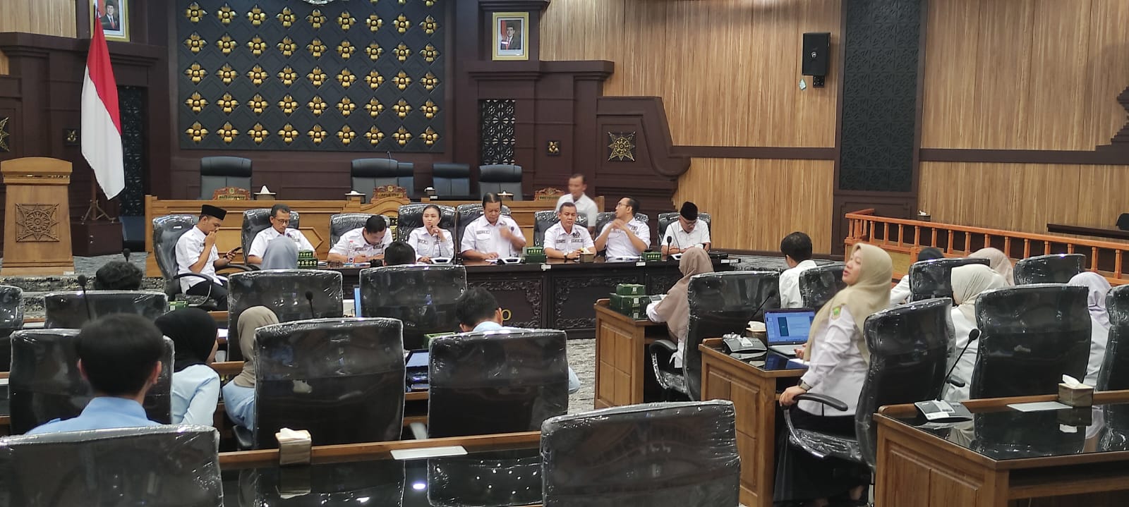 ATENSI: Komisi III DPRD Kota Mojokerto menggelar RDP dengan SPPG, Dinkes PPKB, dan Dikbud, terkait program MBG di ruang rapat paripurna DPRD, kemarin (4/2).