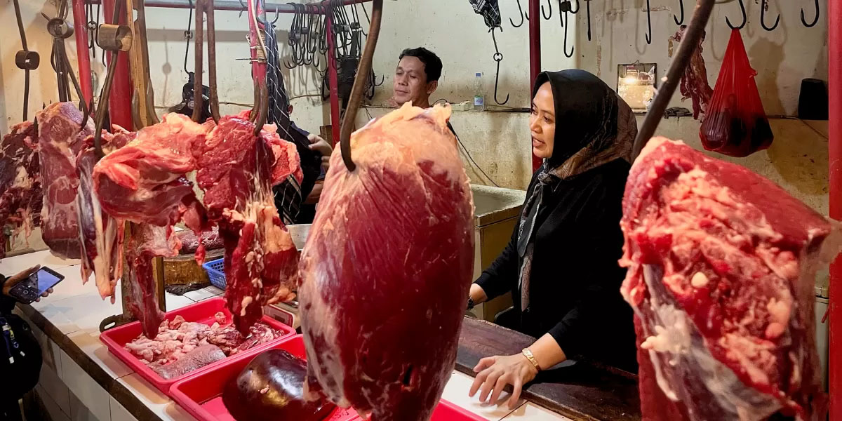 Petugas memantau harga daging sapi di pasar menjelang Ramadhan 2026