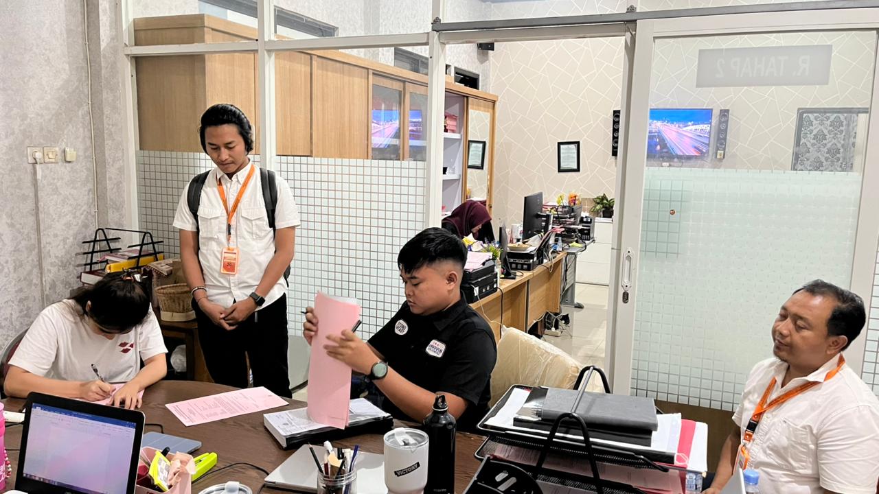 TERLIBAT: AR, 25, tersangka kasus aborsi saat diserahkan penyidik kepolisian ke Kejaksaan Negeri Kabupaten Mojokerto beberapa waktu lalu.